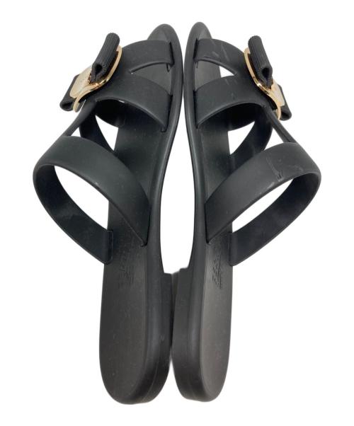 Salvatore Ferragamo（サルヴァトーレ フェラガモ）Salvatore Ferragamo (サルヴァトーレ フェラガモ) NEW VARA PLATE STRAPPY SLIDE LILOU ブラック サイズ:6の古着・服飾アイテム