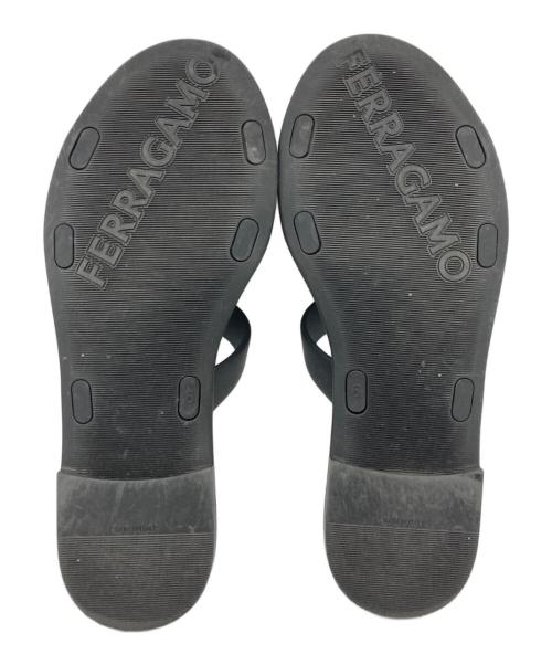 Salvatore Ferragamo（サルヴァトーレ フェラガモ）Salvatore Ferragamo (サルヴァトーレ フェラガモ) NEW VARA PLATE STRAPPY SLIDE LILOU ブラック サイズ:6の古着・服飾アイテム