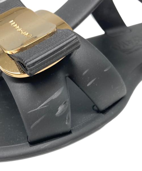 Salvatore Ferragamo（サルヴァトーレ フェラガモ）Salvatore Ferragamo (サルヴァトーレ フェラガモ) NEW VARA PLATE STRAPPY SLIDE LILOU ブラック サイズ:6の古着・服飾アイテム