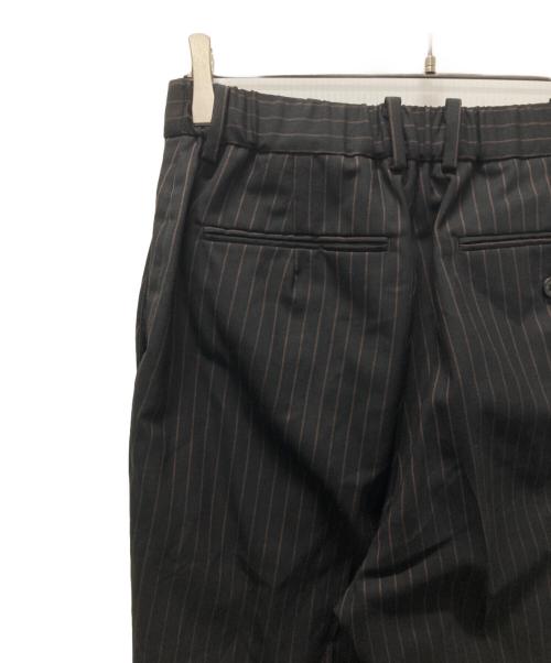 MARKAWARE（マーカウェア）MARKAWARE (マーカウェア) ORGANIC WOOL TROPICAL FLAT FRONT FLAIR TROUSERS/オーガニックウールトロピカルフラットフロントフレアトラウザーズ ブラウン サイズ:２の古着・服飾アイテム