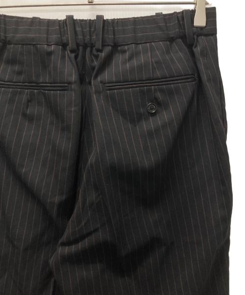 MARKAWARE（マーカウェア）MARKAWARE (マーカウェア) ORGANIC WOOL TROPICAL FLAT FRONT FLAIR TROUSERS/オーガニックウールトロピカルフラットフロントフレアトラウザーズ ブラウン サイズ:２の古着・服飾アイテム