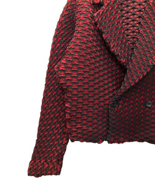 ISSEY MIYAKE（イッセイミヤケ）ISSEY MIYAKE (イッセイミヤケ) 3Dスチームストレッチ 変形テーラードジャケット レッド サイズ:3の古着・服飾アイテム