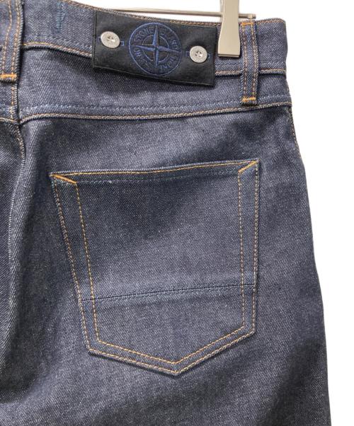 STONE ISLAND（ストーンアイランド）STONE ISLAND (ストーンアイランド) J100005 レギュラーストレートフィット ファイブポケットデニムパンツ インディゴ サイズ:73.5の古着・服飾アイテム