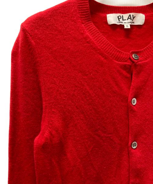 PLAY COMME des GARCONS（プレイコムデギャルソン）PLAY COMME des GARCONS (プレイコムデギャルソン) ハートロゴ刺繍ニットカーディガン レッド サイズ:Ｓの古着・服飾アイテム
