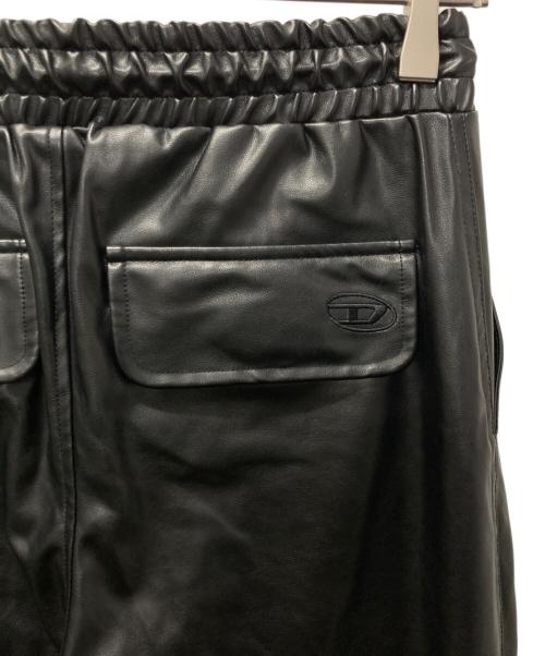 DIESEL（ディーゼル）DIESEL (ディーゼル) フェイクレザー ルーズフィットカーゴパンツ ブラック サイズ:38の古着・服飾アイテム