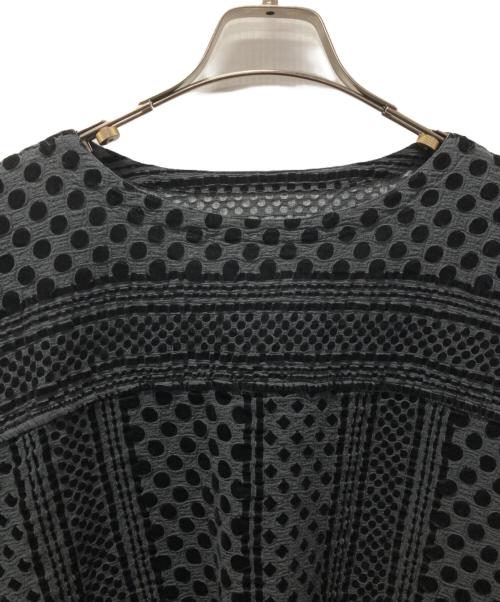 me ISSEY MIYAKE（ミーイッセイ ミヤケ）me ISSEY MIYAKE (ミーイッセイ ミヤケ) ランダムドットブラウス グレー×ブラック サイズ:表記無しの古着・服飾アイテム