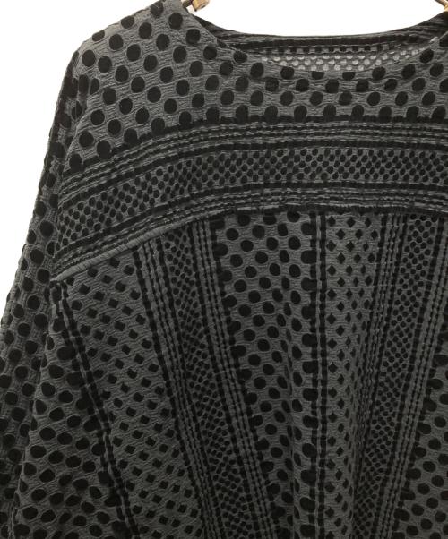 me ISSEY MIYAKE（ミーイッセイ ミヤケ）me ISSEY MIYAKE (ミーイッセイ ミヤケ) ランダムドットブラウス グレー×ブラック サイズ:表記無しの古着・服飾アイテム