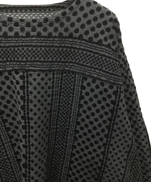 me ISSEY MIYAKE（ミーイッセイ ミヤケ）me ISSEY MIYAKE (ミーイッセイ ミヤケ) ランダムドットブラウス グレー×ブラック サイズ:表記無しの古着・服飾アイテム