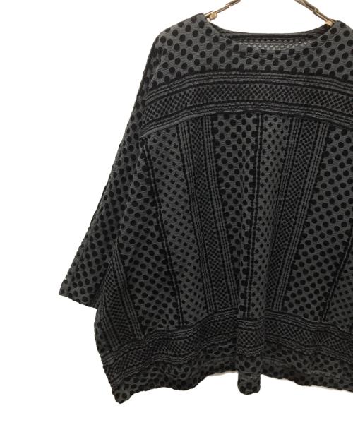 me ISSEY MIYAKE（ミーイッセイ ミヤケ）me ISSEY MIYAKE (ミーイッセイ ミヤケ) ランダムドットブラウス グレー×ブラック サイズ:表記無しの古着・服飾アイテム