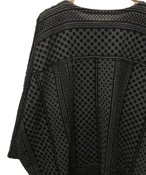 me ISSEY MIYAKE（ミーイッセイ ミヤケ）me ISSEY MIYAKE (ミーイッセイ ミヤケ) ランダムドットブラウス グレー×ブラック サイズ:表記無しの古着・服飾アイテム