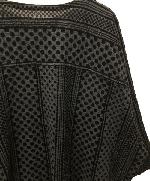 me ISSEY MIYAKE（ミーイッセイ ミヤケ）me ISSEY MIYAKE (ミーイッセイ ミヤケ) ランダムドットブラウス グレー×ブラック サイズ:表記無しの古着・服飾アイテム