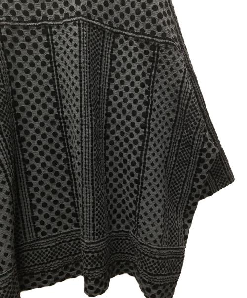 me ISSEY MIYAKE（ミーイッセイ ミヤケ）me ISSEY MIYAKE (ミーイッセイ ミヤケ) ランダムドットブラウス グレー×ブラック サイズ:表記無しの古着・服飾アイテム