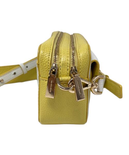 MICHAEL KORS（マイケルコース）MICHAEL KORS (マイケルコース) Small Two-Tone Pebbled Leather Camera Bag イエロー×ホワイトの古着・服飾アイテム