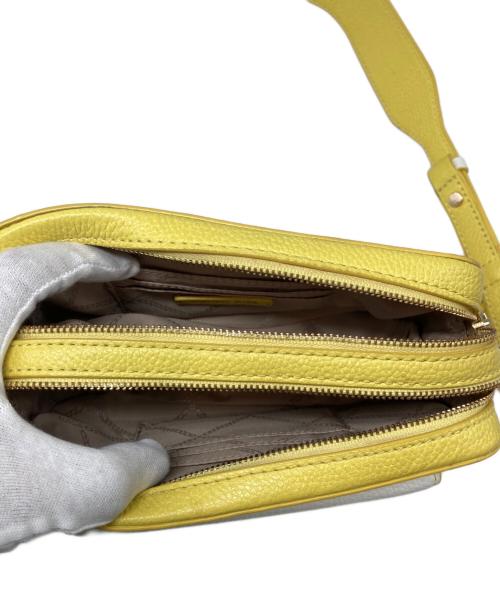 MICHAEL KORS（マイケルコース）MICHAEL KORS (マイケルコース) Small Two-Tone Pebbled Leather Camera Bag イエロー×ホワイトの古着・服飾アイテム
