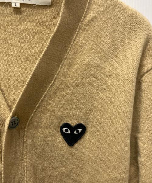 PLAY COMME des GARCONS（プレイコムデギャルソン）PLAY COMME des GARCONS (プレイコムデギャルソン) ハートワッペン ニットカーディガン ベージュ サイズ:Lの古着・服飾アイテム