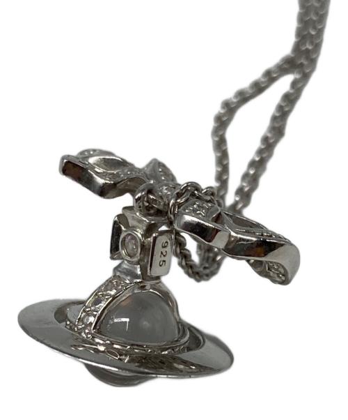 Vivienne Westwood（ヴィヴィアンウエストウッド）Vivienne Westwood (ヴィヴィアンウエストウッド) リボンオーブネックレス シルバーの古着・服飾アイテム