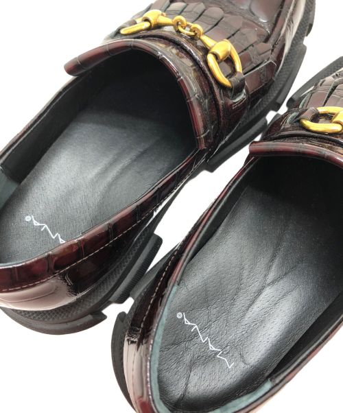 MANA（マナ）MANA (マナ) クロコ型押し チャンキーソールビットローファー ブラック サイズ:39の古着・服飾アイテム