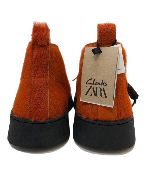 ZARA（ザラ）ZARA (ザラ) CLARKS (クラークス) ハラコチャッカーブーツ オレンジ サイズ:27 未使用品の古着・服飾アイテム