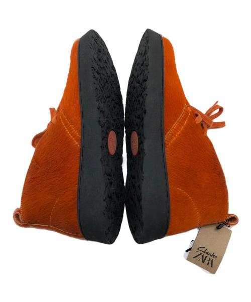 ZARA（ザラ）ZARA (ザラ) CLARKS (クラークス) ハラコチャッカーブーツ オレンジ サイズ:27 未使用品の古着・服飾アイテム