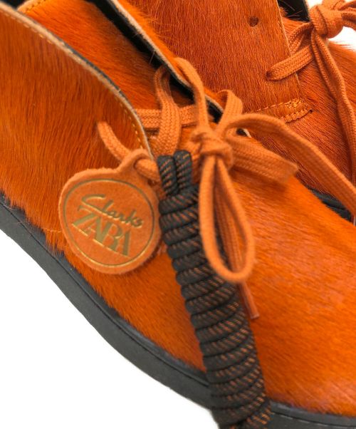 ZARA（ザラ）ZARA (ザラ) CLARKS (クラークス) ハラコチャッカーブーツ オレンジ サイズ:27 未使用品の古着・服飾アイテム