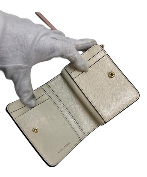MARC JACOBS（マークジェイコブズ）MARC JACOBS (マーク ジェイコブス) ザ スナップショット ミニ コンパクトウォレット ベージュの古着・服飾アイテム