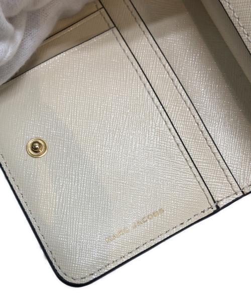 MARC JACOBS（マークジェイコブズ）MARC JACOBS (マーク ジェイコブス) ザ スナップショット ミニ コンパクトウォレット ベージュの古着・服飾アイテム