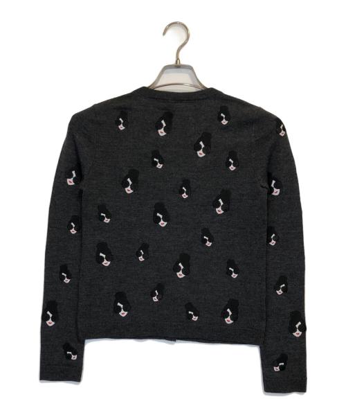 alice+olivia（アリスアンドオリビア）alice+olivia (アリスアンドオリビア) フェイス柄クルーネックカーディガン グレー サイズ:ＸＳの古着・服飾アイテム