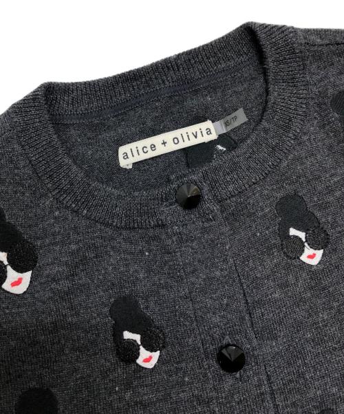 alice+olivia（アリスアンドオリビア）alice+olivia (アリスアンドオリビア) フェイス柄クルーネックカーディガン グレー サイズ:ＸＳの古着・服飾アイテム