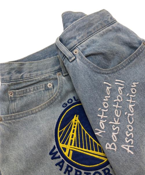 NBA（エヌビーエー）NBA (エヌビーエー) FREAK'S STORE (フリークストア) 別注NBA チーム刺繍 ビックシルエット デニムショーツ インディゴ サイズ:Mの古着・服飾アイテム