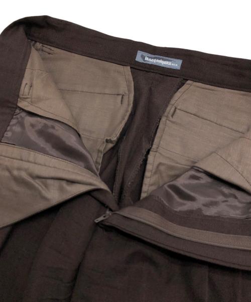 ISSEY MIYAKE MEN（イッセイミヤケメン）ISSEY MIYAKE MEN (イッセイミヤケメン) タックパンツ ブラウン サイズ:Mの古着・服飾アイテム