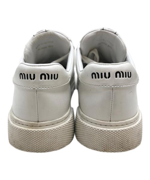 MIU MIU（ミュウミュウ）MIU MIU (ミュウミュウ) ロゴレザースニーカー ホワイト サイズ:37.5の古着・服飾アイテム