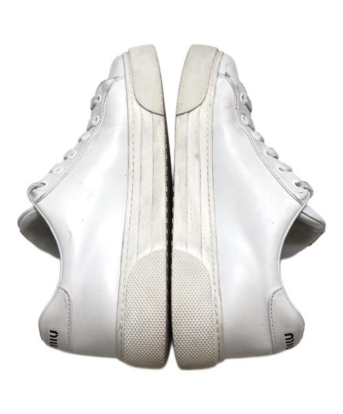 MIU MIU（ミュウミュウ）MIU MIU (ミュウミュウ) ロゴレザースニーカー ホワイト サイズ:37.5の古着・服飾アイテム