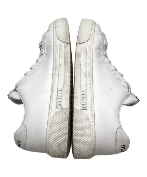 MIU MIU（ミュウミュウ）MIU MIU (ミュウミュウ) ロゴレザースニーカー ホワイト サイズ:37.5の古着・服飾アイテム