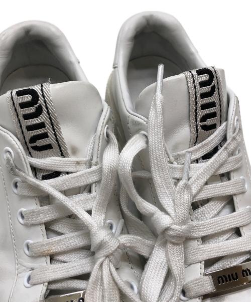 MIU MIU（ミュウミュウ）MIU MIU (ミュウミュウ) ロゴレザースニーカー ホワイト サイズ:37.5の古着・服飾アイテム