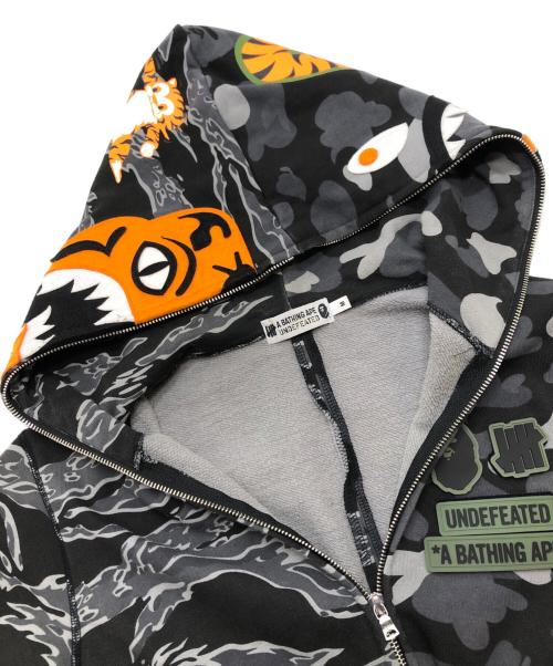 A BATHING APE（ア ベイシング エイプ）A BATHING APE (ア ベイシング エイプ) UNDEFEATED (アンディフィーテッド) Tiger Shark Half Full Zip Hoodie ブラック サイズ:Mの古着・服飾アイテム