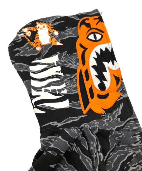 A BATHING APE（ア ベイシング エイプ）A BATHING APE (ア ベイシング エイプ) UNDEFEATED (アンディフィーテッド) Tiger Shark Half Full Zip Hoodie ブラック サイズ:Mの古着・服飾アイテム