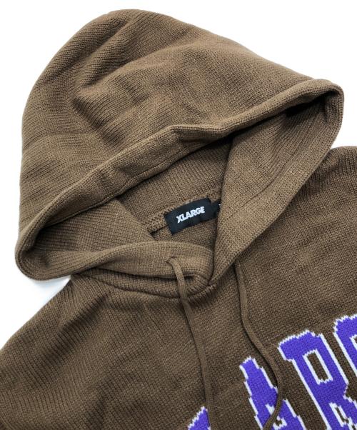 X-LARGE（エクストララージ）X-LARGE (エクストララージ) カレッジロゴニットプルオーバーフーディー ブラウン サイズ:Mの古着・服飾アイテム
