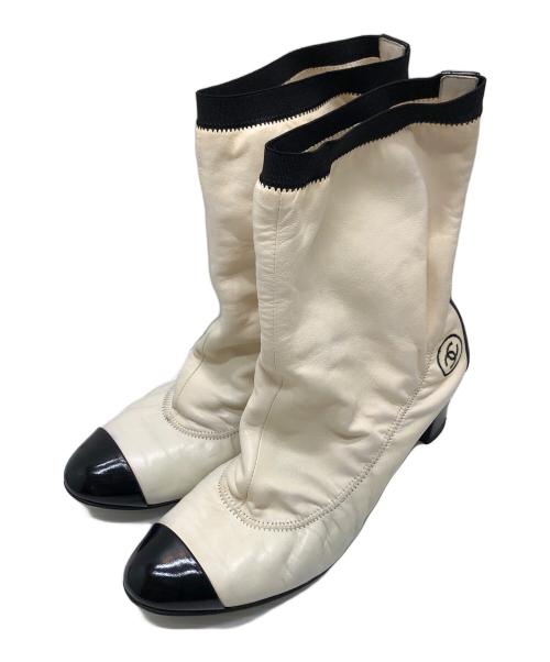 CHANEL（シャネル）CHANEL (シャネル) ココマークバイカラーブーツ アイボリー サイズ:39の古着・服飾アイテム