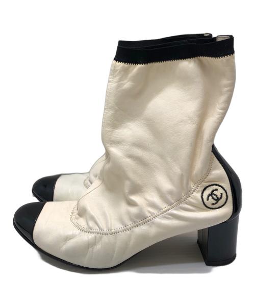 CHANEL（シャネル）CHANEL (シャネル) ココマークバイカラーブーツ アイボリー サイズ:39の古着・服飾アイテム