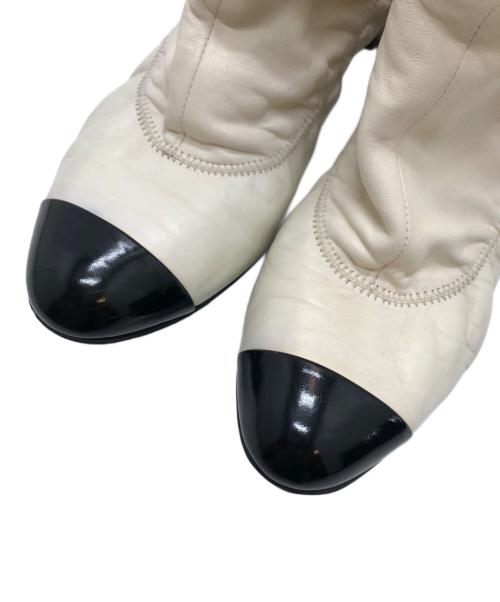 CHANEL（シャネル）CHANEL (シャネル) ココマークバイカラーブーツ アイボリー サイズ:39の古着・服飾アイテム