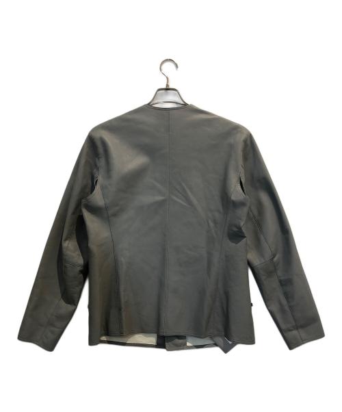 GIORGIO ARMANI（ジョルジョアルマーニ）GIORGIO ARMANI (ジョルジョアルマーニ) ラムレザーノーカラージャケット グレー サイズ:48 未使用品の古着・服飾アイテム