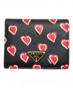 PRADAプラダ）の古着「ハートモチーフ2つ折り財布」｜ブラック
