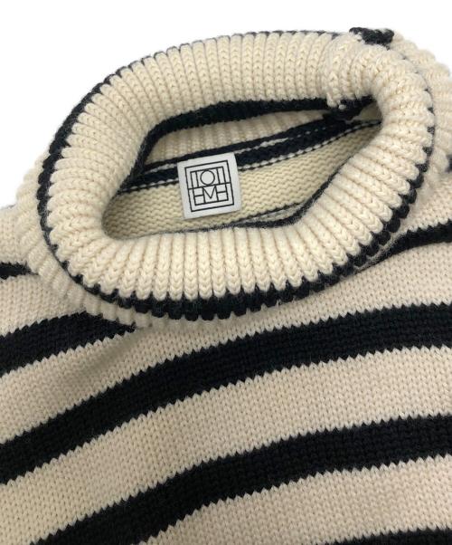toteme（トーテム）toteme (トーテム) SIGUNATURE STRIPED TURTLENECK アイボリー サイズ:XSの古着・服飾アイテム