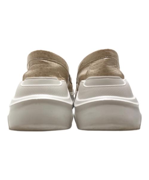 AKIKOAOKI（アキコアオキ）AKIKOAOKI (アキコアオキ) THREETREASURES (スリートレジャーズ) ローファー ベージュ サイズ:US7/UK4.5/EU38/CM24の古着・服飾アイテム