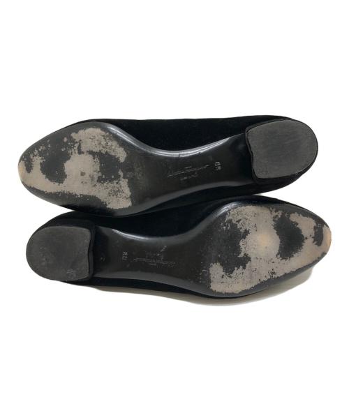 Salvatore Ferragamo（サルヴァトーレ フェラガモ）Salvatore Ferragamo (サルヴァトーレ フェラガモ) ヴァラリボンベロアパンプス ブラック サイズ:8Dの古着・服飾アイテム