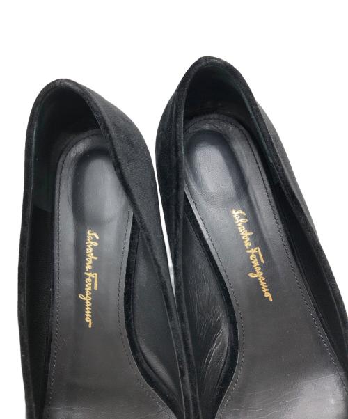 Salvatore Ferragamo（サルヴァトーレ フェラガモ）Salvatore Ferragamo (サルヴァトーレ フェラガモ) ヴァラリボンベロアパンプス ブラック サイズ:8Dの古着・服飾アイテム