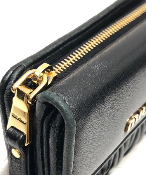 MIU MIU（ミュウミュウ）MIU MIU (ミュウミュウ) 二つ折り財布 ブラック サイズ:表記なしの古着・服飾アイテム