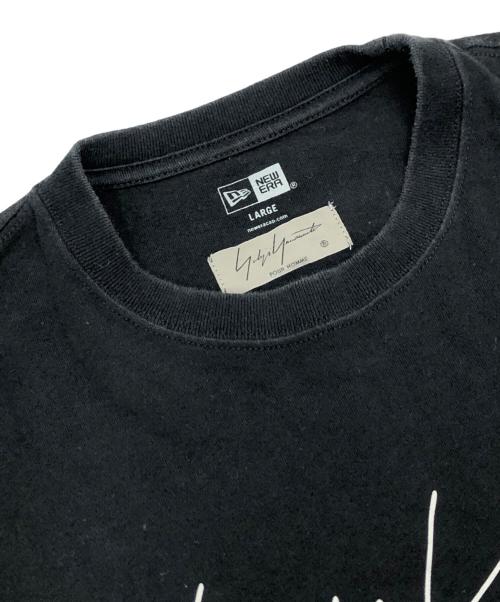 YOHJI YAMAMOTO（ヨウジヤマモト）YOHJI YAMAMOTO (ヨウジヤマモト) New Era (ニューエラ) ロゴプリントカットソー ブラック サイズ:4の古着・服飾アイテム