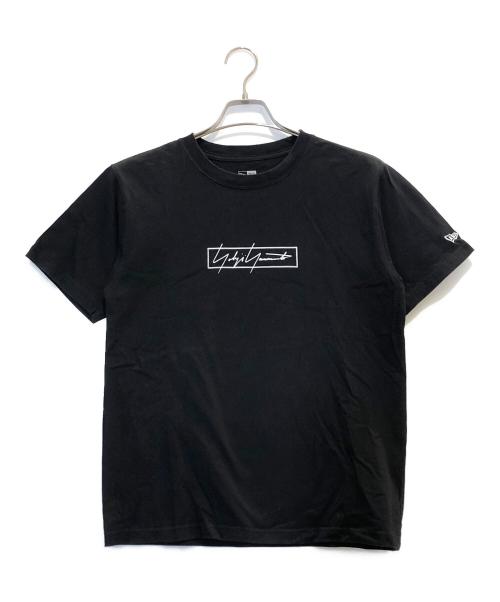 YOHJI YAMAMOTO（ヨウジヤマモト）YOHJI YAMAMOTO (ヨウジヤマモト) New Era (ニューエラ) ロゴTシャツ ブラック サイズ:Mの古着・服飾アイテム