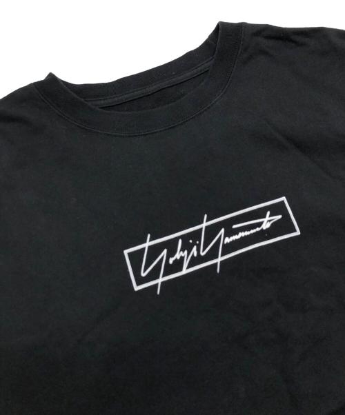 YOHJI YAMAMOTO（ヨウジヤマモト）YOHJI YAMAMOTO (ヨウジヤマモト) New Era (ニューエラ) ロゴTシャツ ブラック サイズ:Mの古着・服飾アイテム